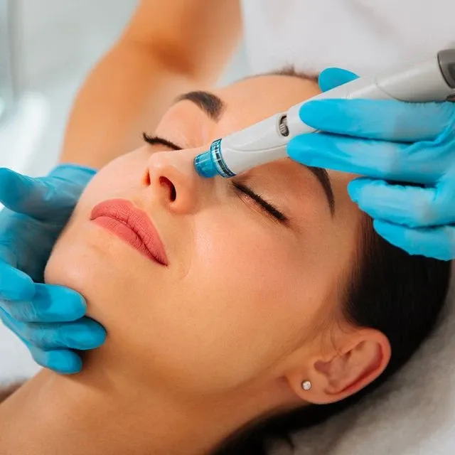 Soin visage Hydrafacial avec machine en cabine esthétique