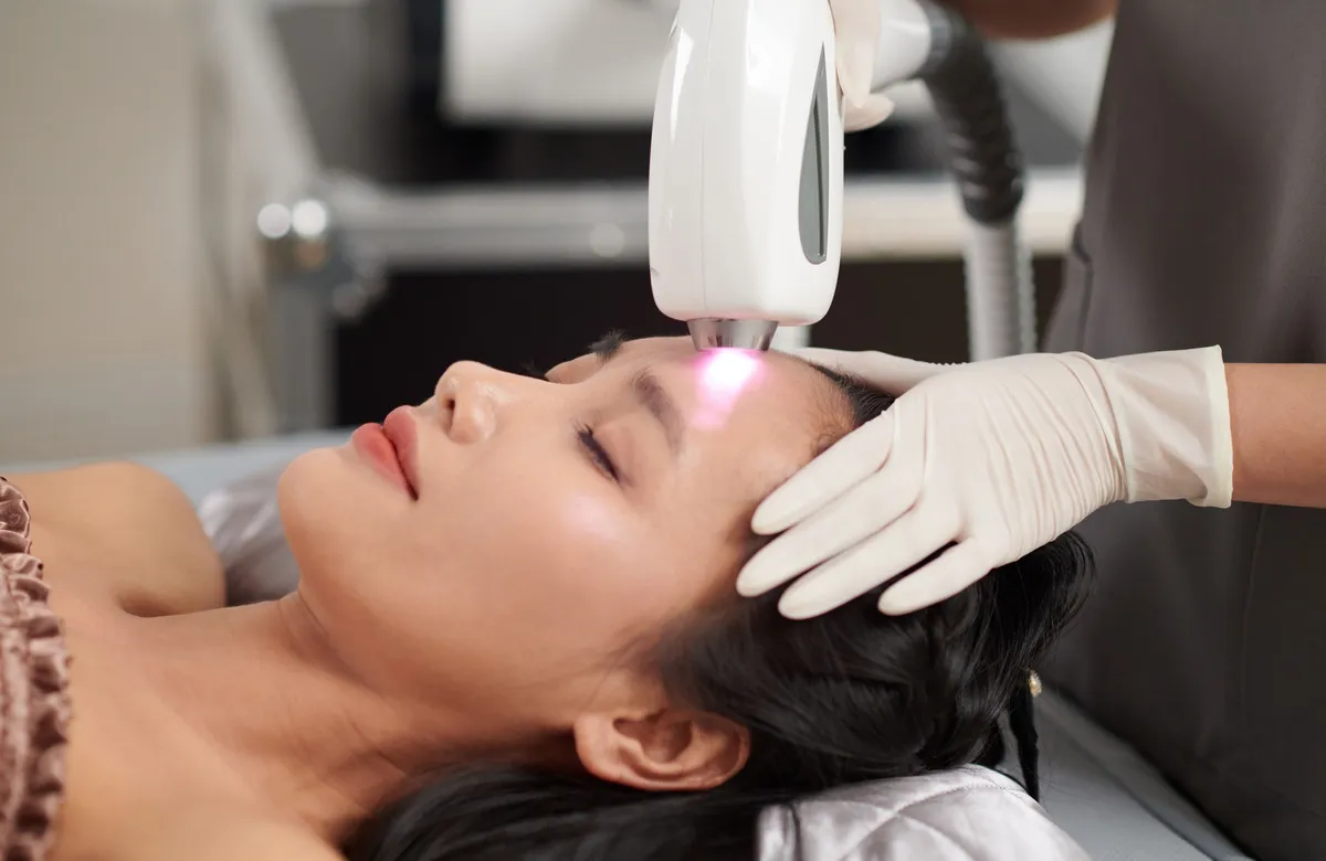 Soin laser resurfaçant visage en cabine esthétique
